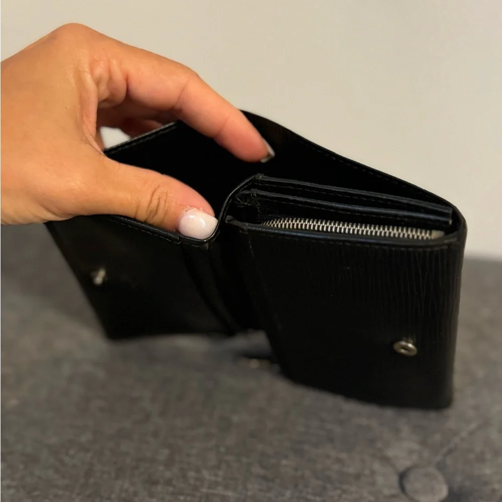 Louis Vuitton Epi Bifold Wallet - Picture 9 of 10